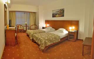 Отель Hotel Emma West Крайова Двухместный номер с 2 отдельными кроватями-1